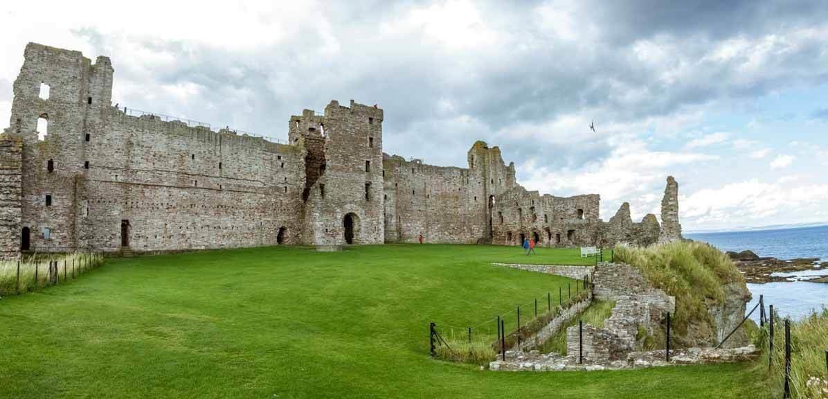 Panoramablick auf den Innenhof von Tantallon Castle