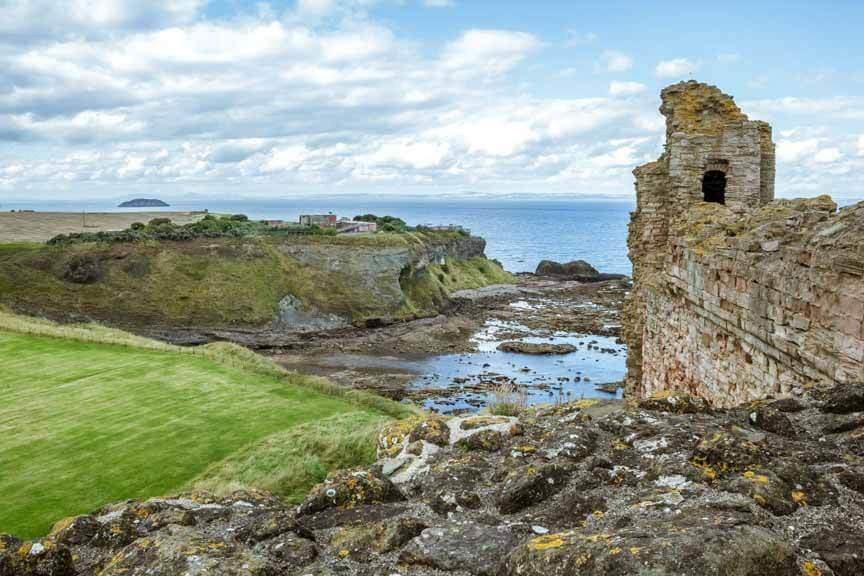 Nordseite von Tantallon Castle mit Sicht auf die Klippen