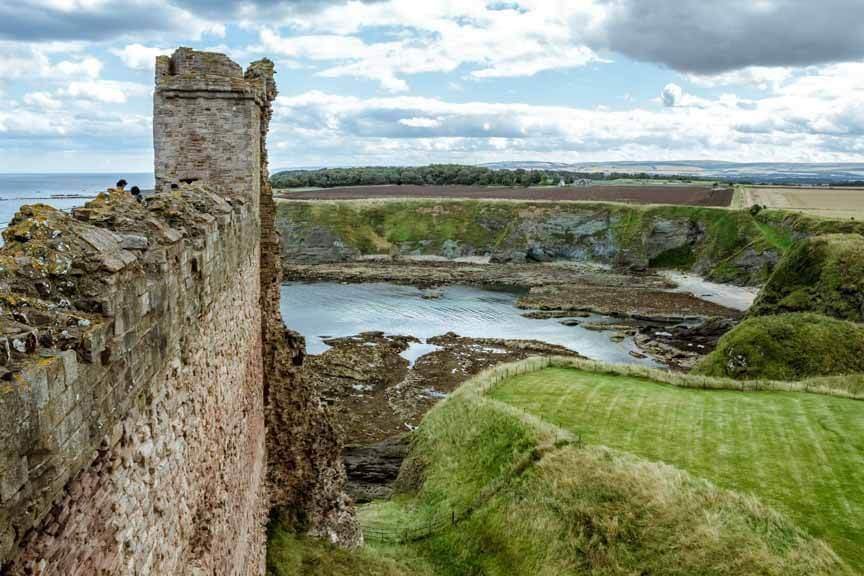 Aussenmauer von Tantallon Castle mit Blick auf die Küste