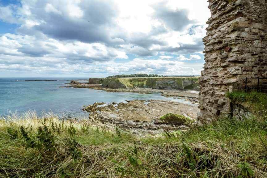 Küste vor Tantallon Castle mit Mauerüberresten