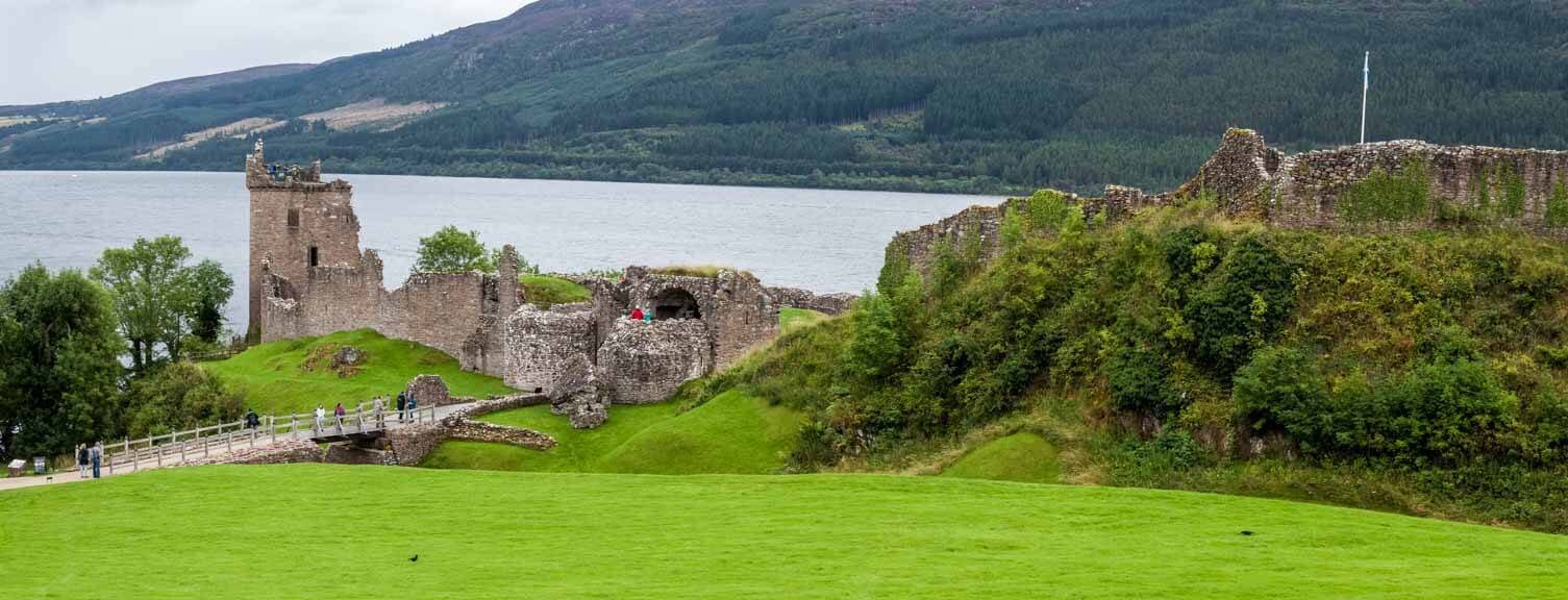 Urquhart Castle Haupteingang vor Loch Ness / Schottland, GB