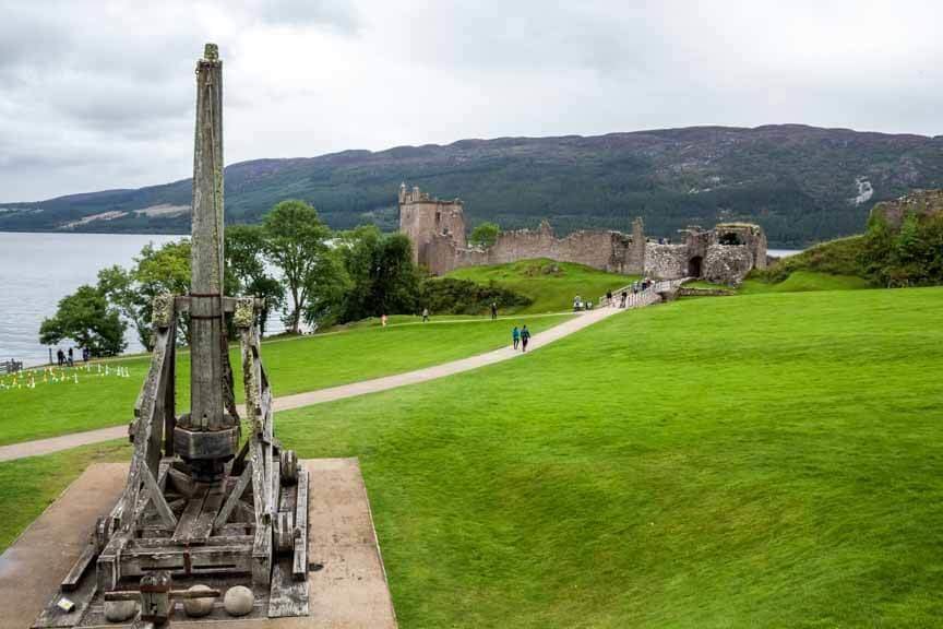 Urquhart Castle Haupteingang mit Tribock Katapult / Schottland, GB