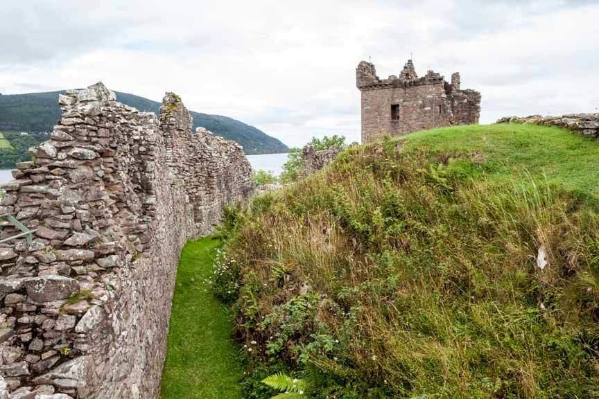 Urquhart Castle Aussenmauer / Schottland, GB