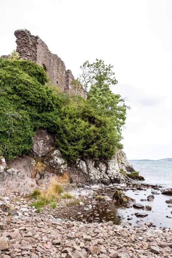 Urquhart Castle Aussenmauer zum Loch Ness / Schottland, GB