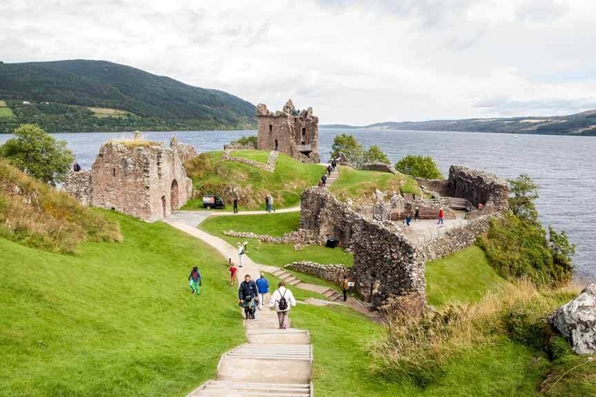 Urquhart Castle mit Stall und Schmiede / Schottland, GB