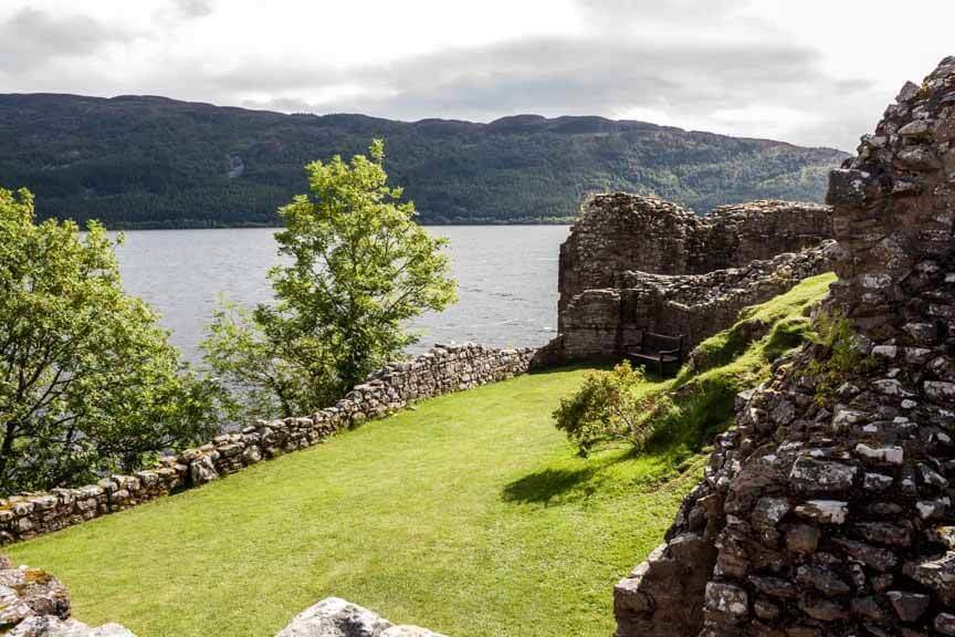 Urquhart Castle zerstörte Mauer / Schottland, GB