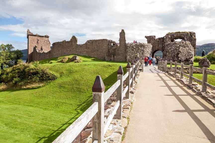 Urquhart Castle Brücke zum Haupteingang / Schottland, GB