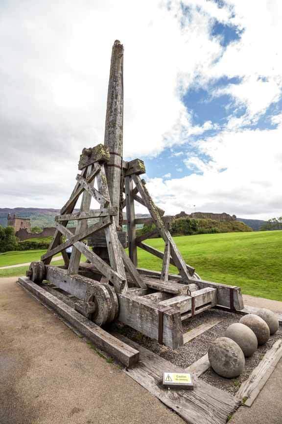 Tribok Belagerungswaffe vor Urquhart Castle bei Loch Ness